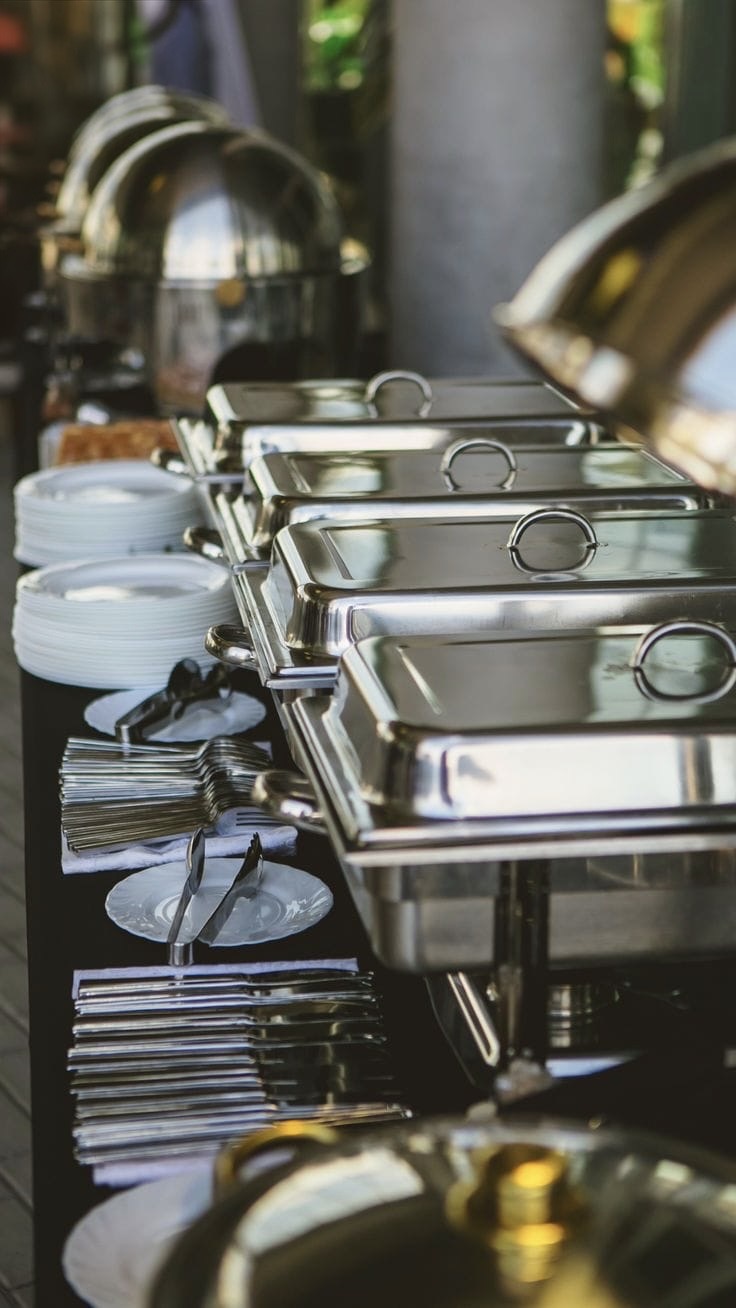 Línea de bufet con chafing dishes y servicio elegante