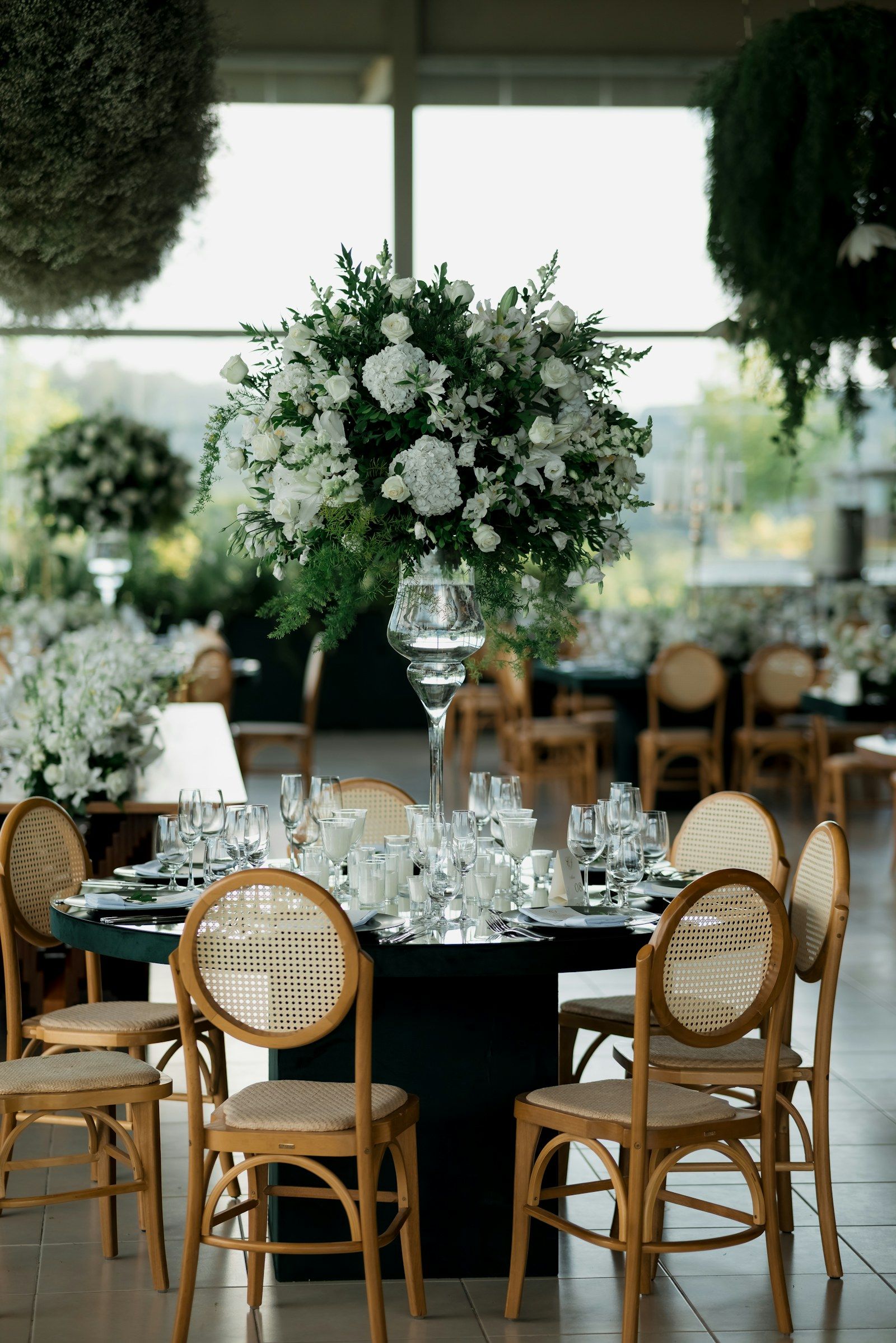 Mesa de boda de lujo con centro floral blanco y vajilla fina
