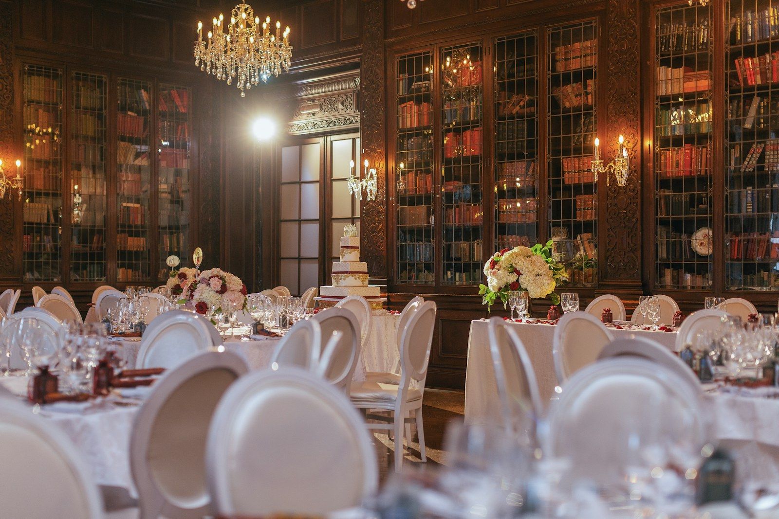Recepción de boda en una biblioteca con candelabros