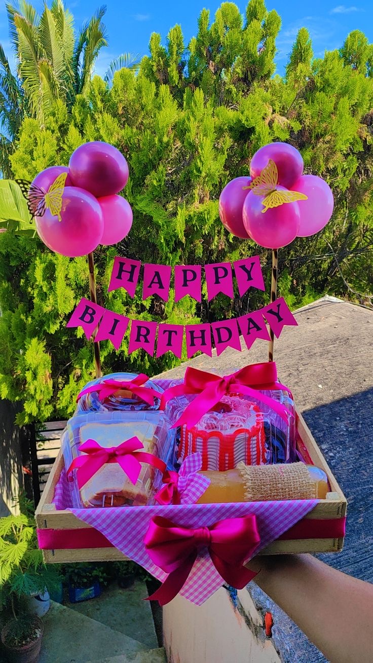 Caja sorpresa de cumpleaños con globos rosa fucsia y banner Happy Birthday