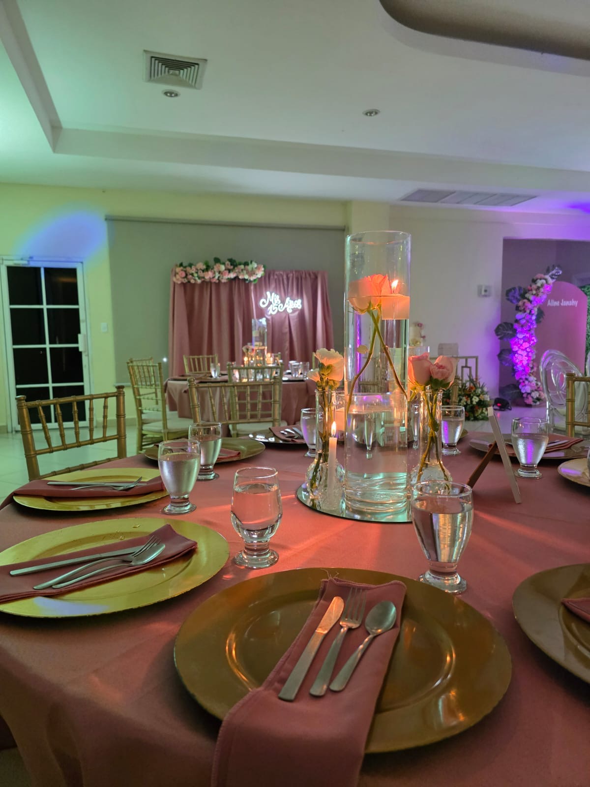 Mesa de invitados con velas flotantes y rosas