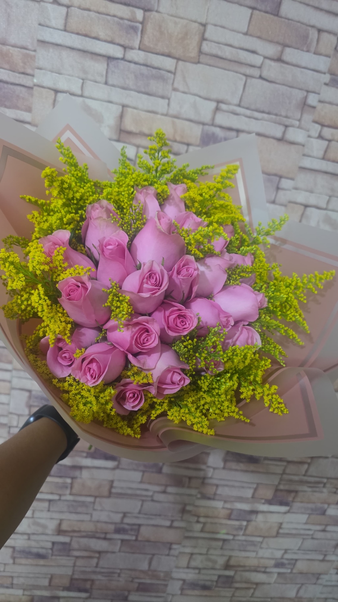 Ramo de rosas lila con solidago amarillo