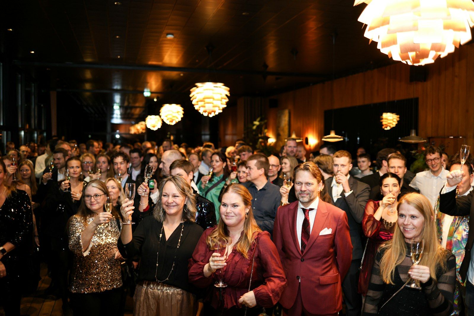 Grupo de invitados celebrando en un salón