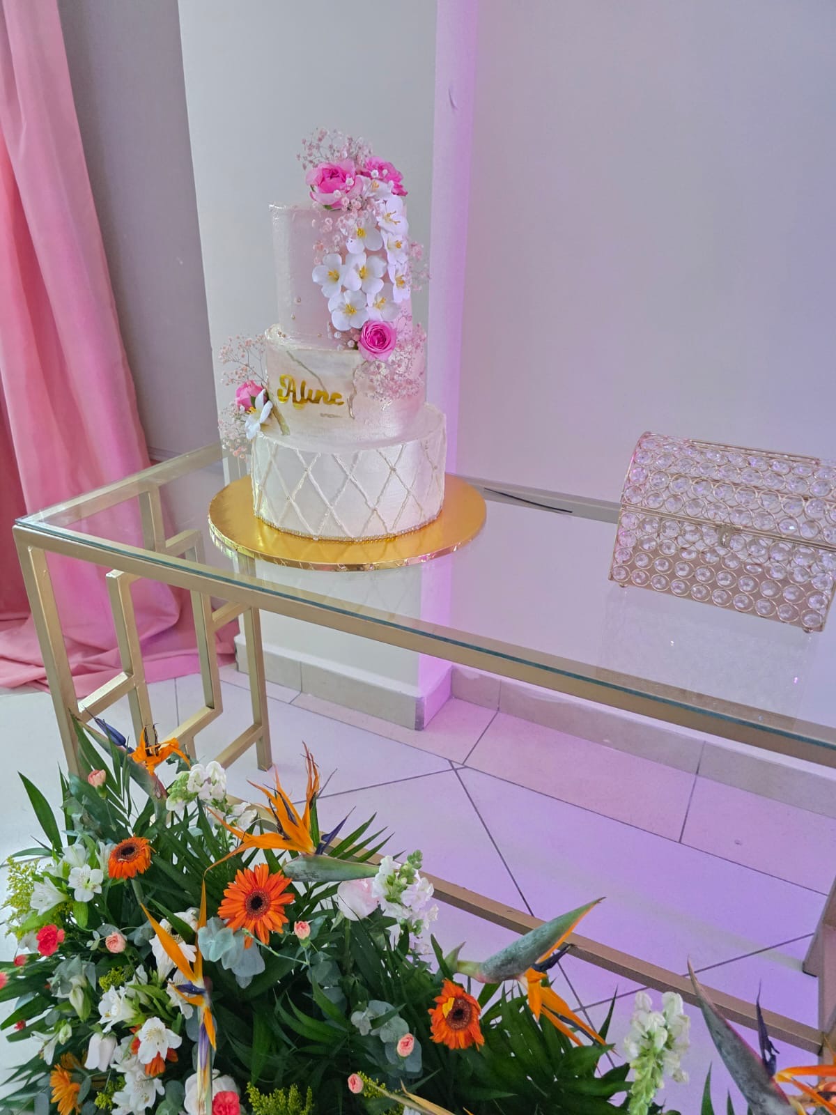 Pastel de tres pisos con flores rosadas