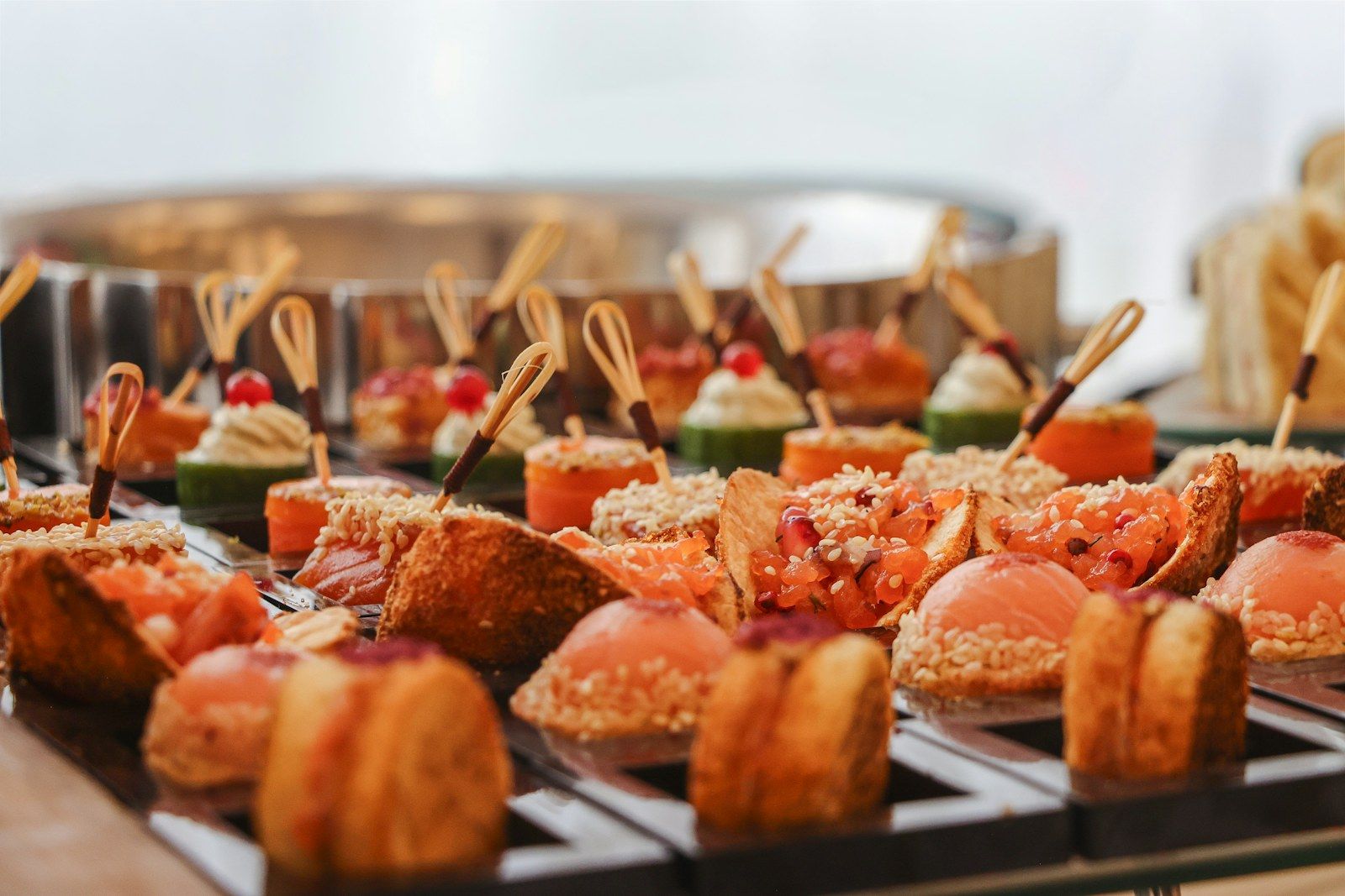 Bocadillos gourmet y canapés presentados para un evento