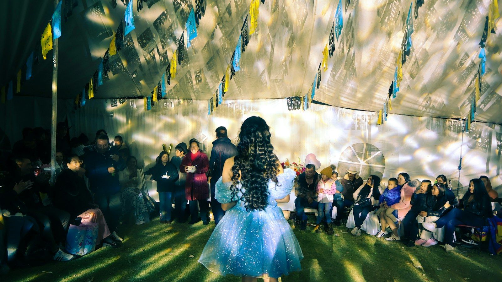 Quinceañera con vestido azul en el centro de su celebración