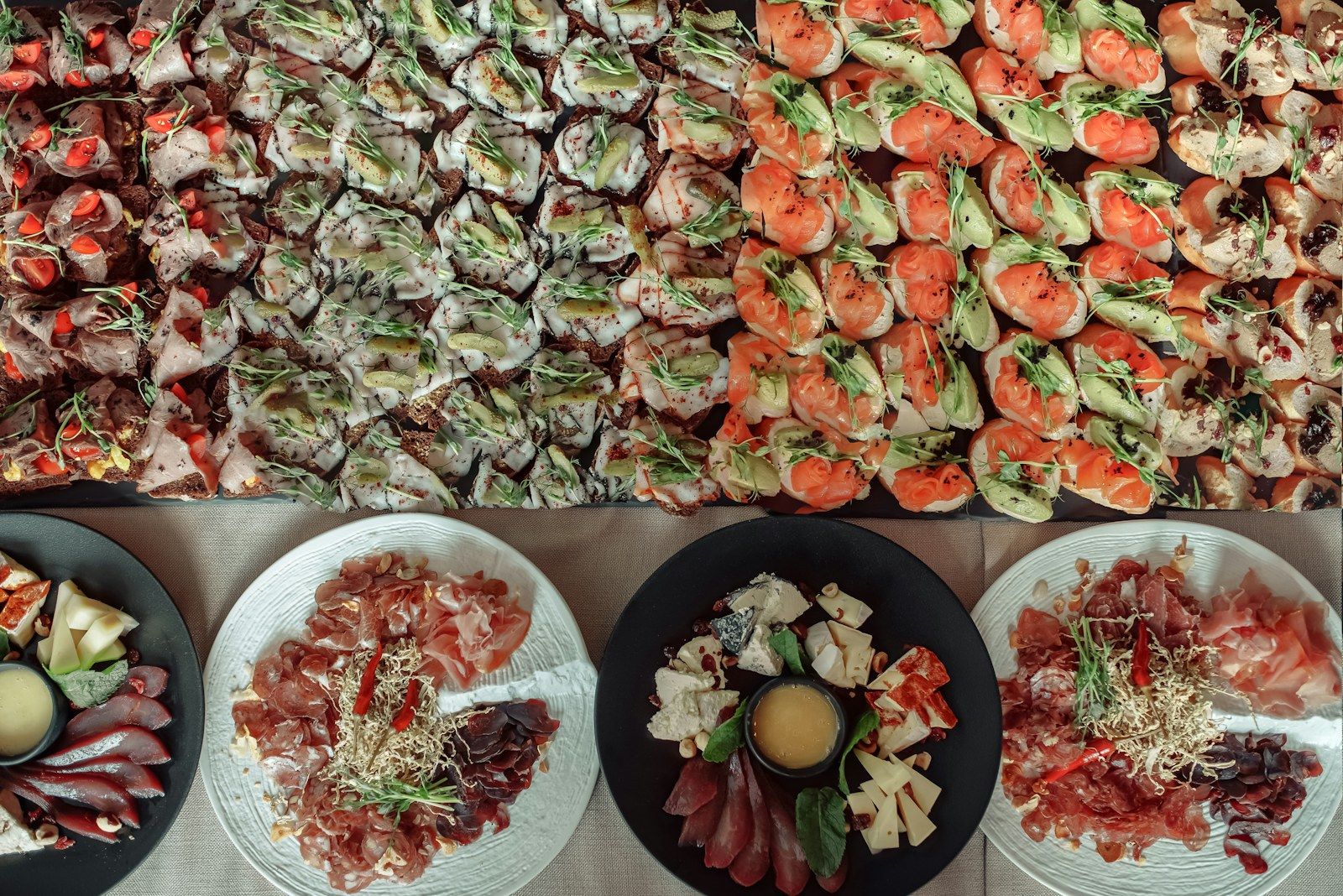 Variedad de entradas y platillos pequeños para catering