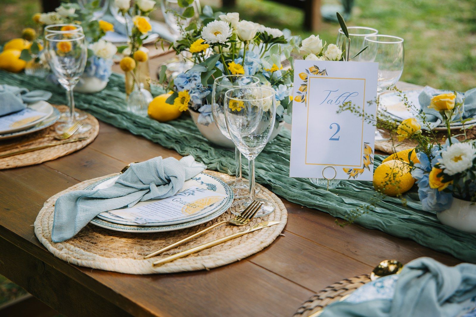 Mesa de celebración con servilletas azules y flores silvestres